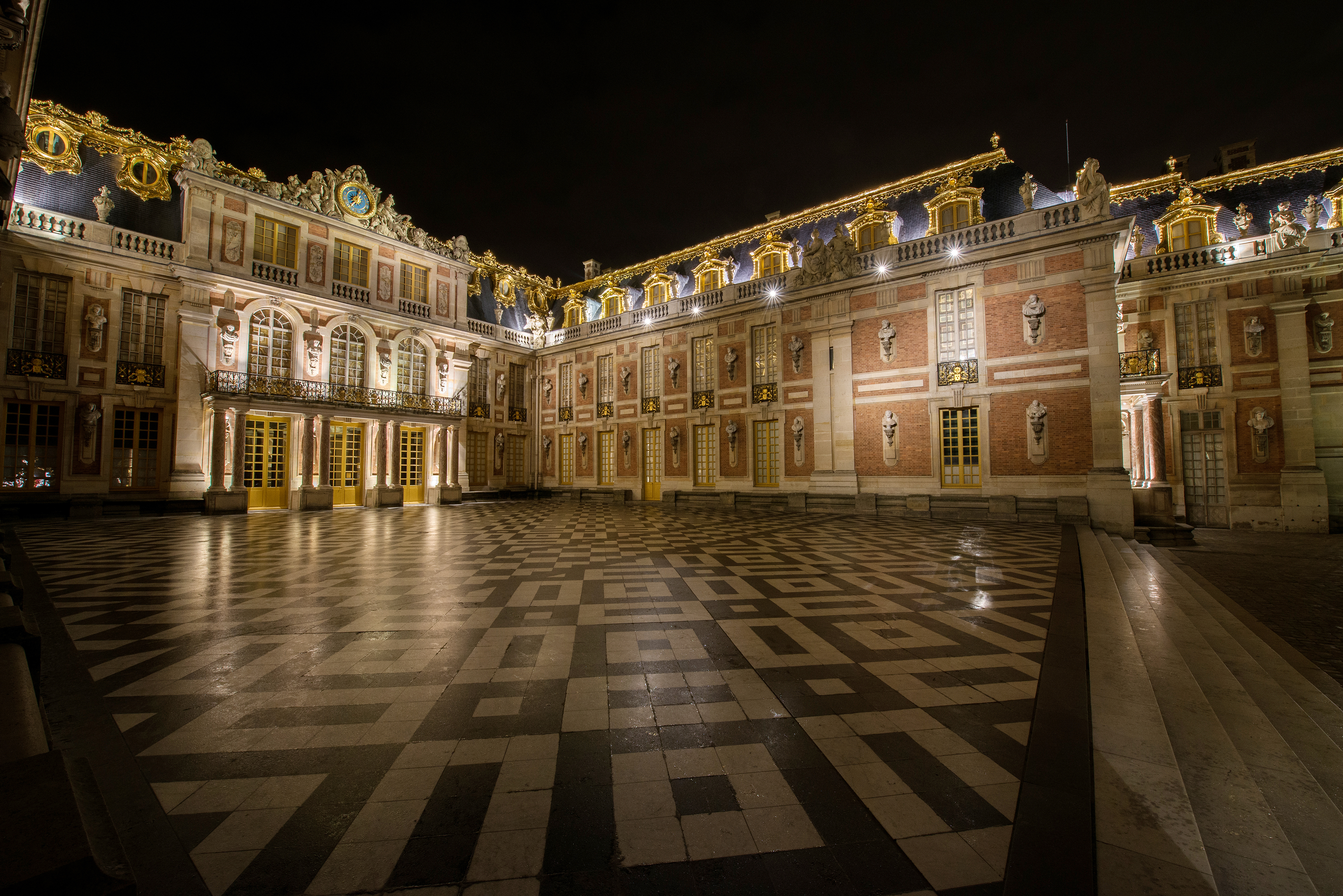 Ночной версаль. Королевский двор Версальского дворца. Мраморный двор Версаль. Версальский дворец в Париже. Мраморный дворец Версаль.