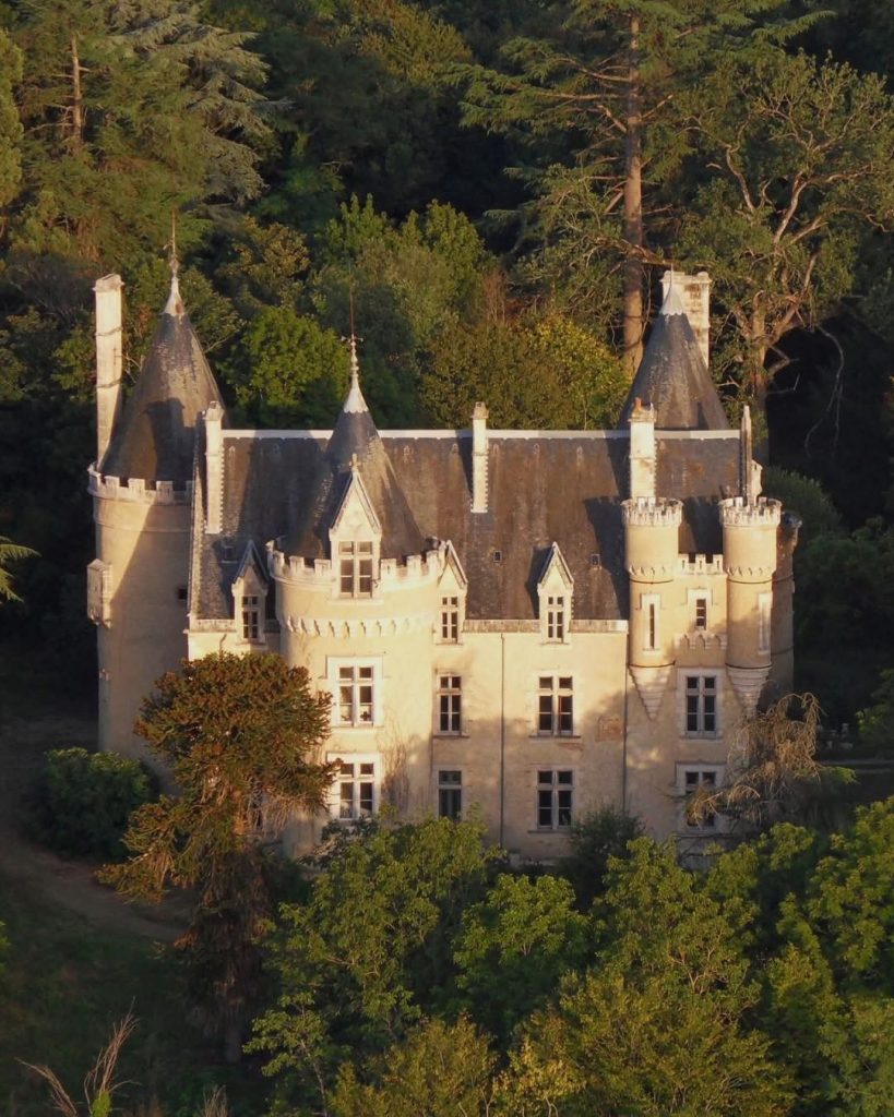 Château de Fougeret, un des châteaux les plus hantés de France