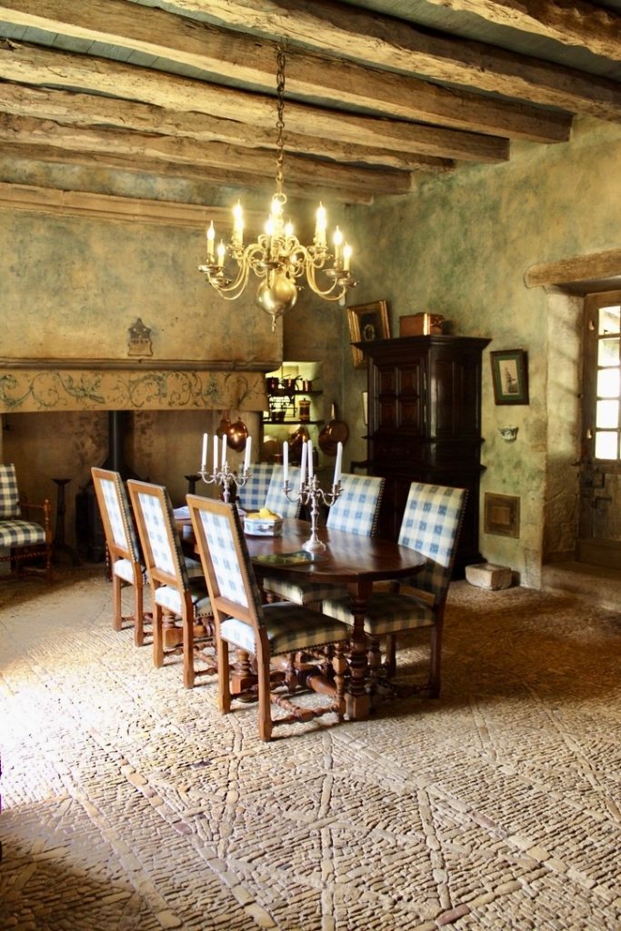 Le salon du château de Lacypierre en Périgord