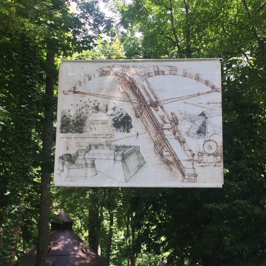 Installation de Léonard de Vinci dans le parc du Château du Clos Lucé