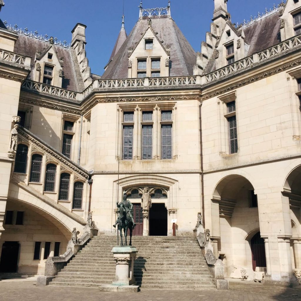 Le château de Pierrefonds, vu depuis la cour