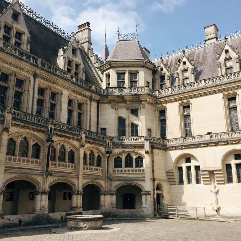Le château de Pierrefonds, vu depuis la cour