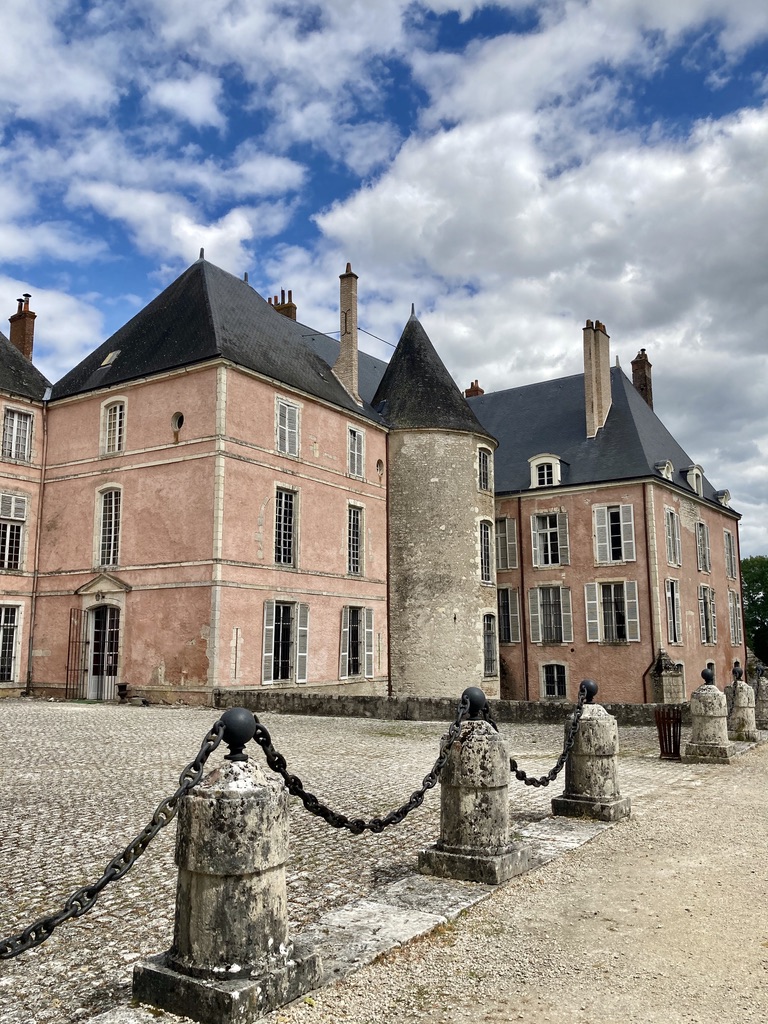 La façade classique, côté parc, du château de Meung-sur-Loire
