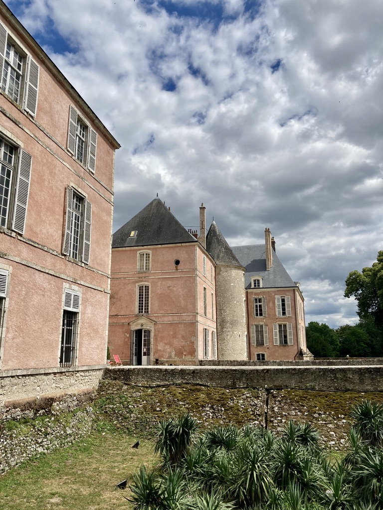 La façade classique, côté parc, du château de Meung-sur-Loire