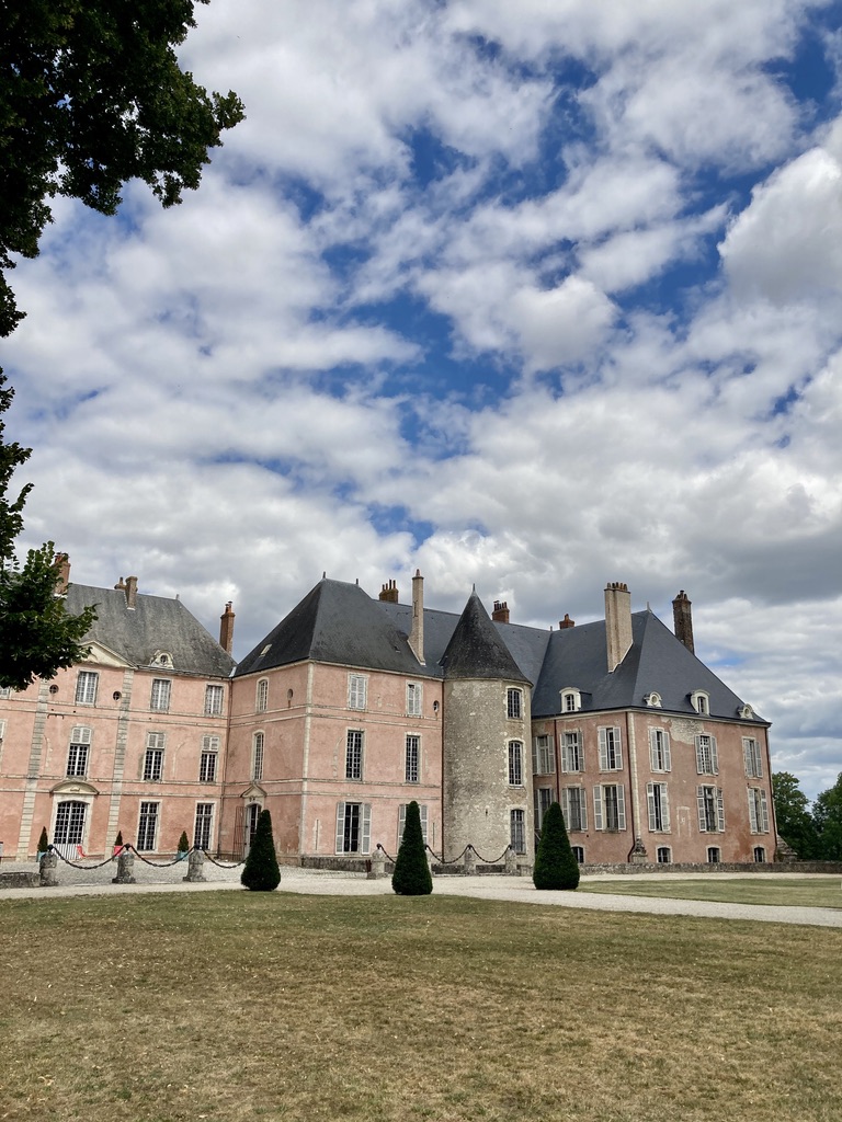 La façade classique, côté parc, du château de Meung-sur-Loire