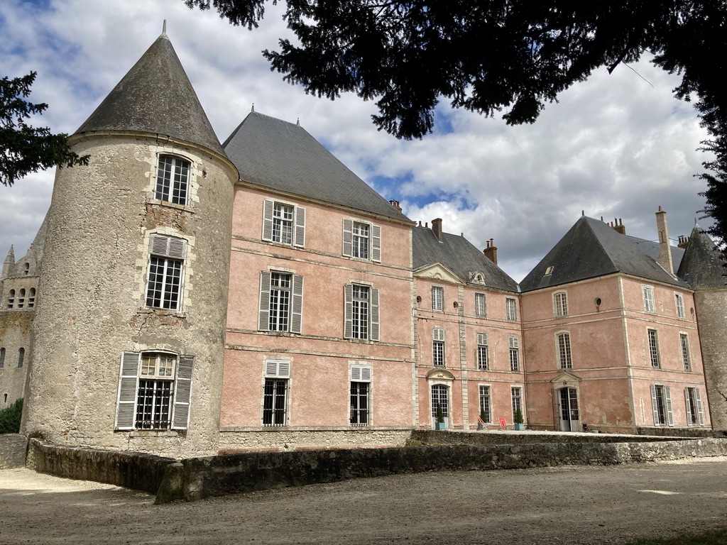 La façade classique, côté parc, du château de Meung-sur-Loire