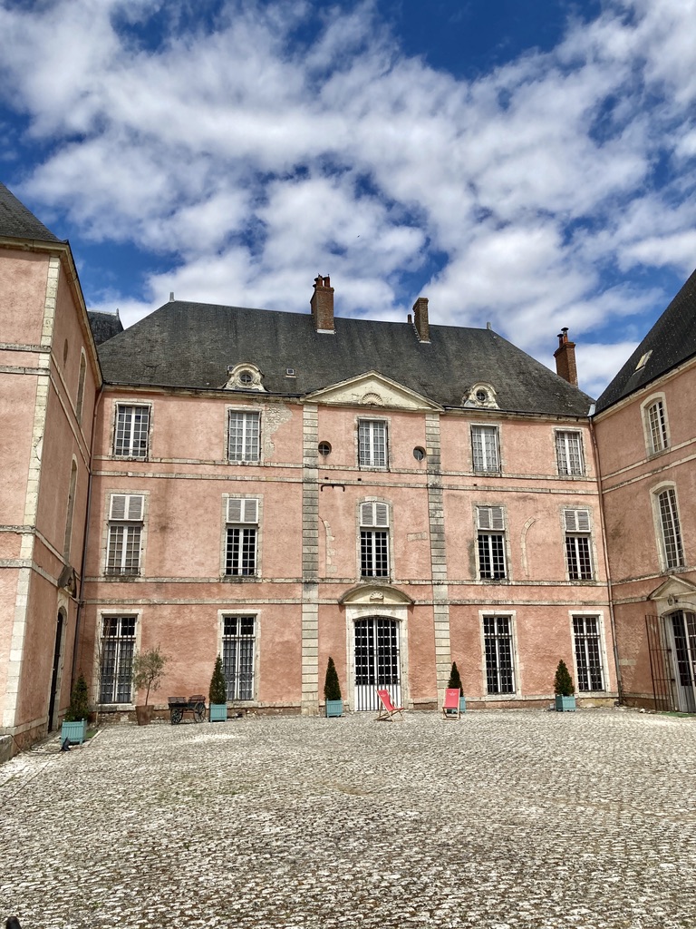 La façade classique, côté parc, du château de Meung-sur-Loire