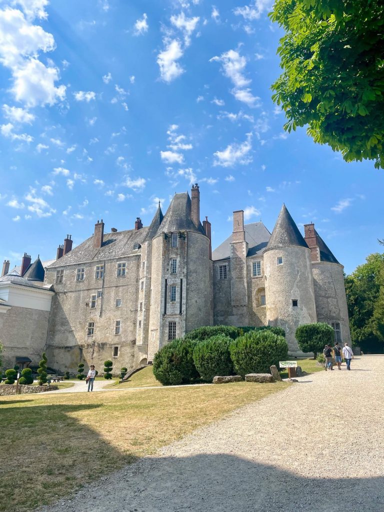 La façade médiévale, côté ville, du château de Meung-sur-Loire
