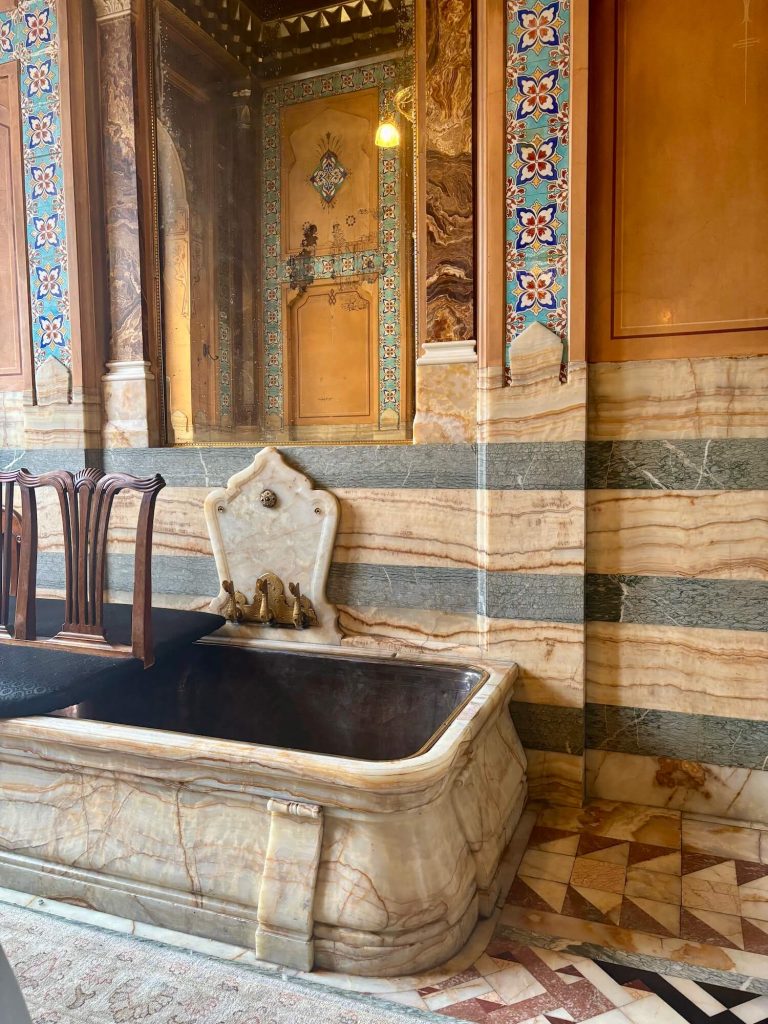 La baignoire de l'Hôtel de la Païva à Paris