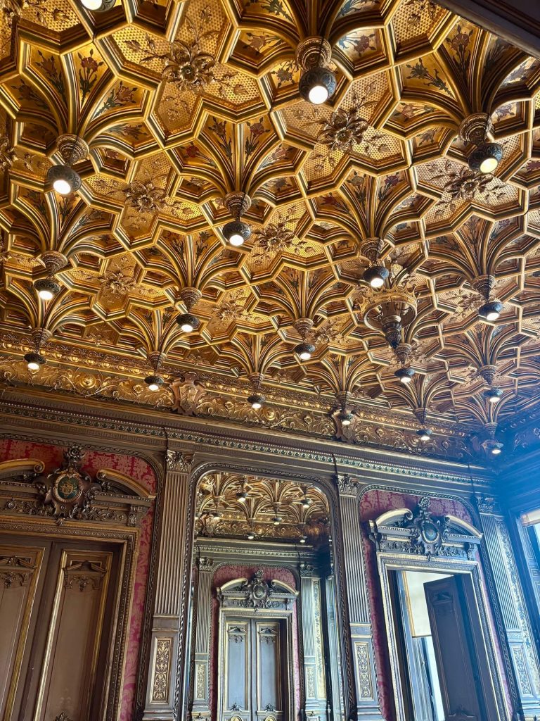 Le plafond de la chambre de l'Hôtel de la Païva à Paris