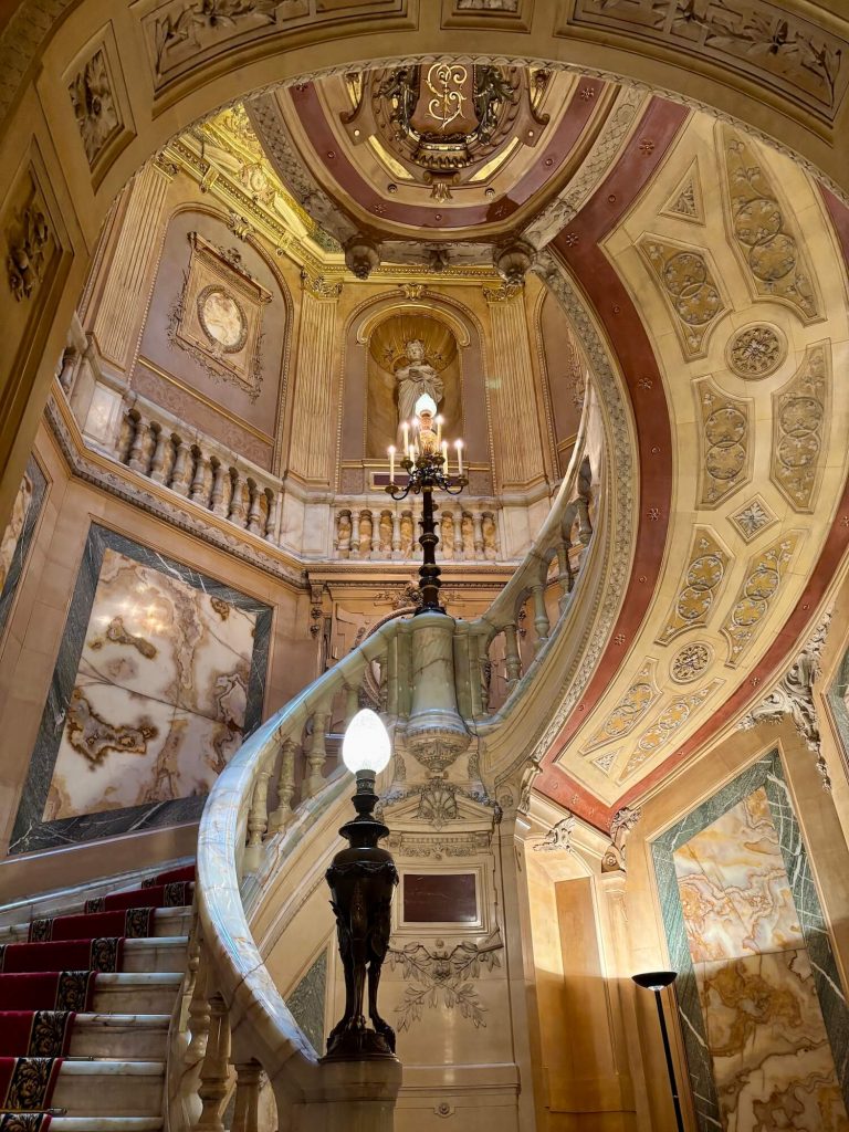 L'escalier Onyx de l'Hôtel de la Païva à Paris