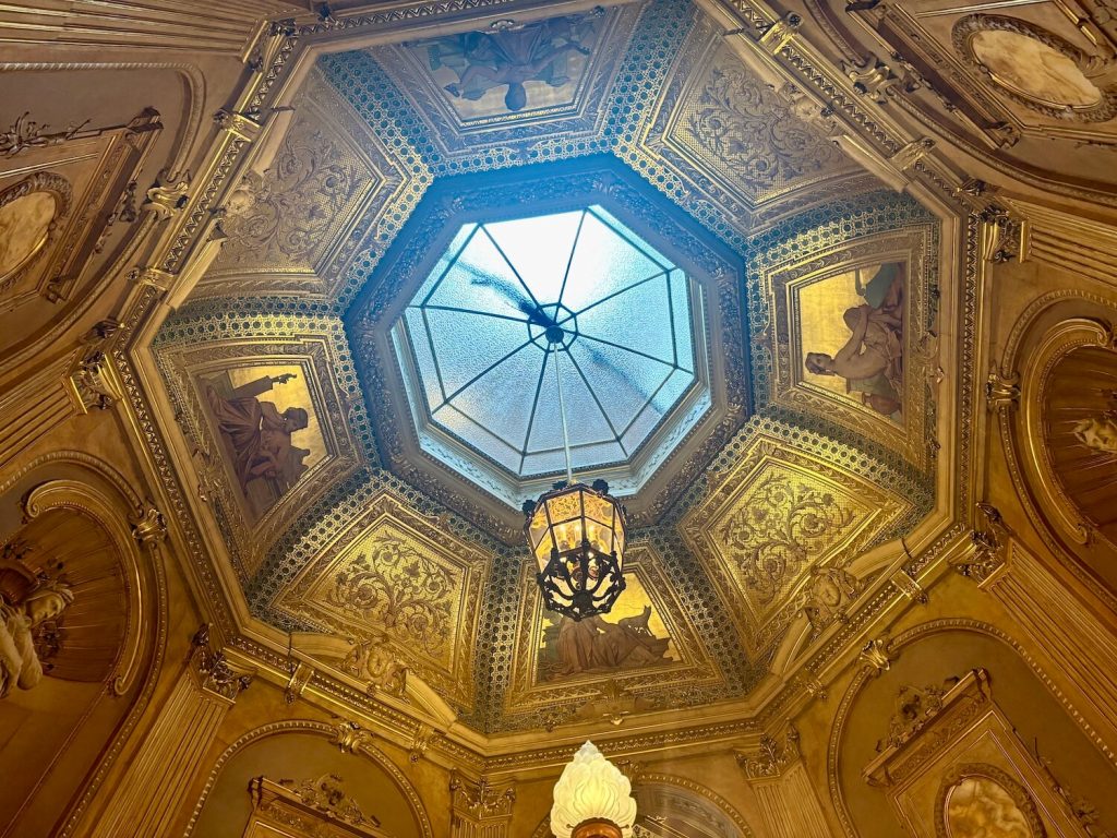 L'escalier Onyx de l'Hôtel de la Païva à Paris