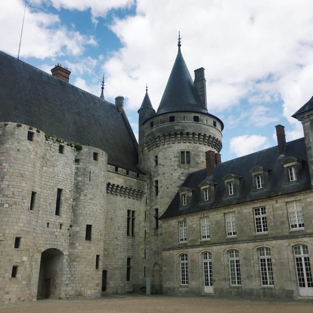 Le château de Sully-sur-Loire dans le Loiret, vu depuis la cour