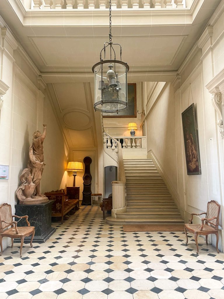 Le grand escalier du château de Bouges