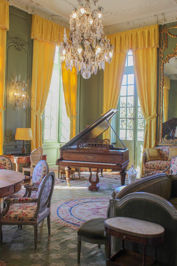 Le grand salon du château de Bouges