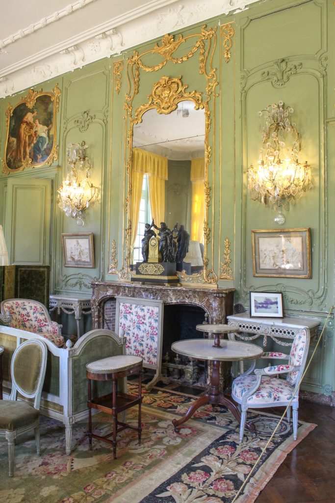 Le grand salon du château de Bouges