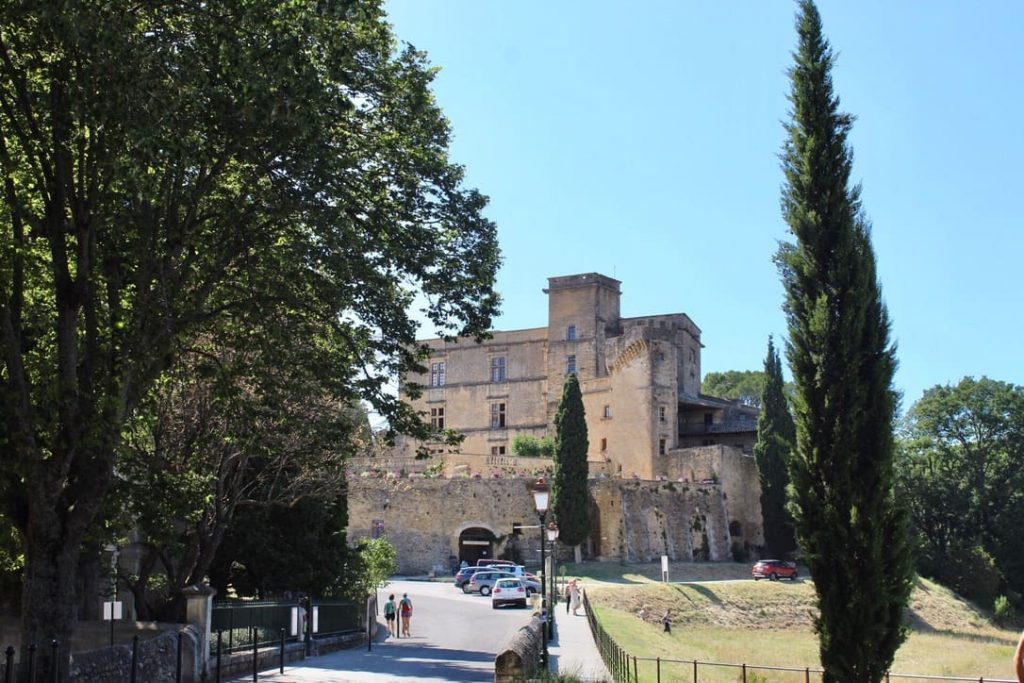 Vu sur le château de Lourmarin depuis le village
