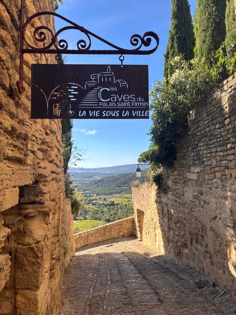Entrée des Caves du Palais Saint-Firmin dans la rue du Belvédère à Gordes