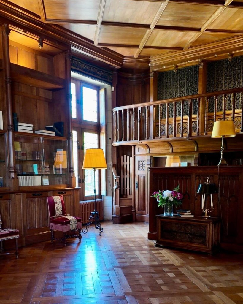 La bibliothèque et son orgue Skinner