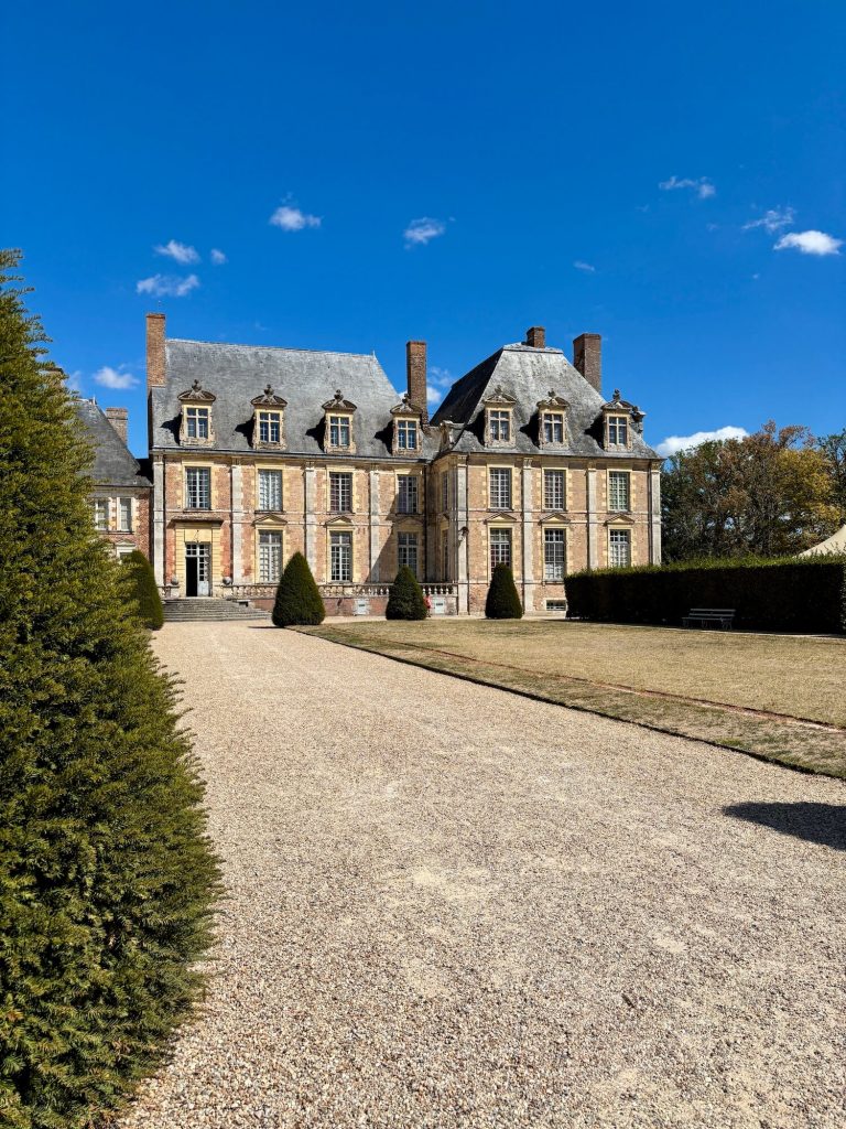 Vue sur le château depuis la cour d'honneur
