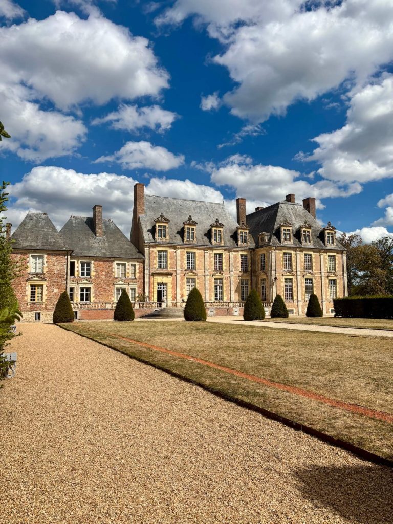 Vue sur le château depuis la cour d'honneur