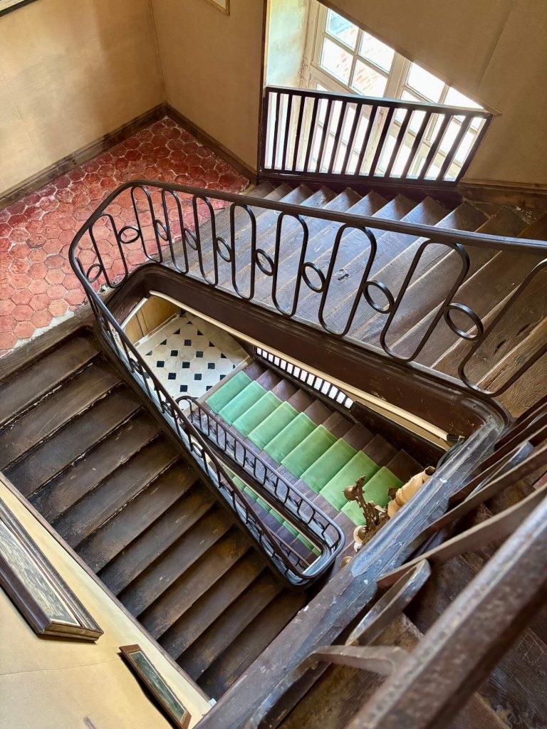 Vue sur un des escaliers du château