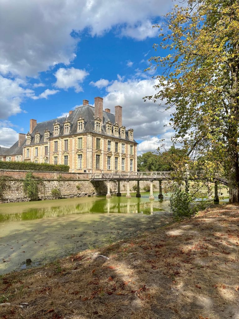 Vue sur le château depuis le parc
