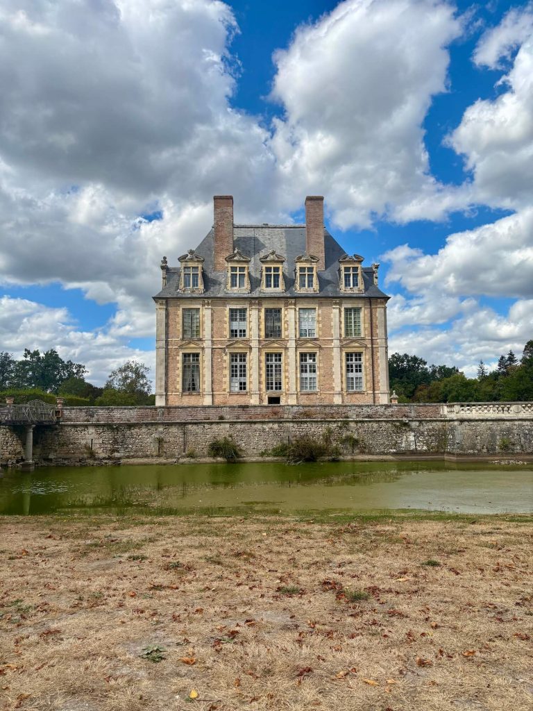 Vue sur le château depuis le parc