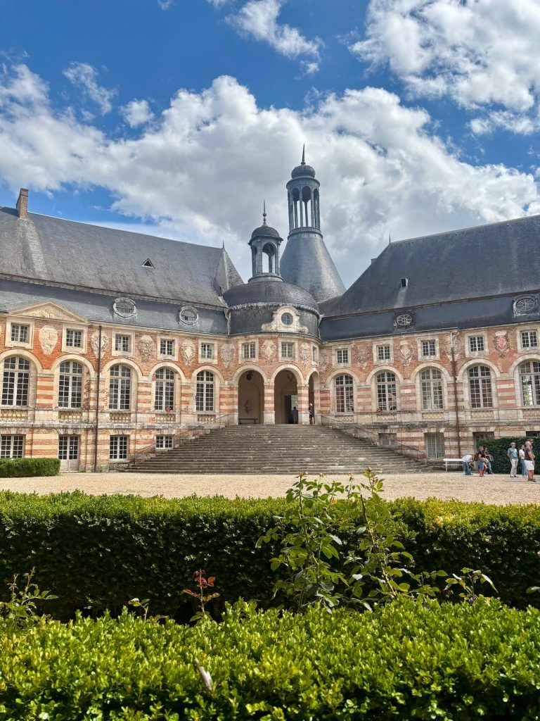 Le château de Saint-Fargeau, vu depuis la cour intérieure
