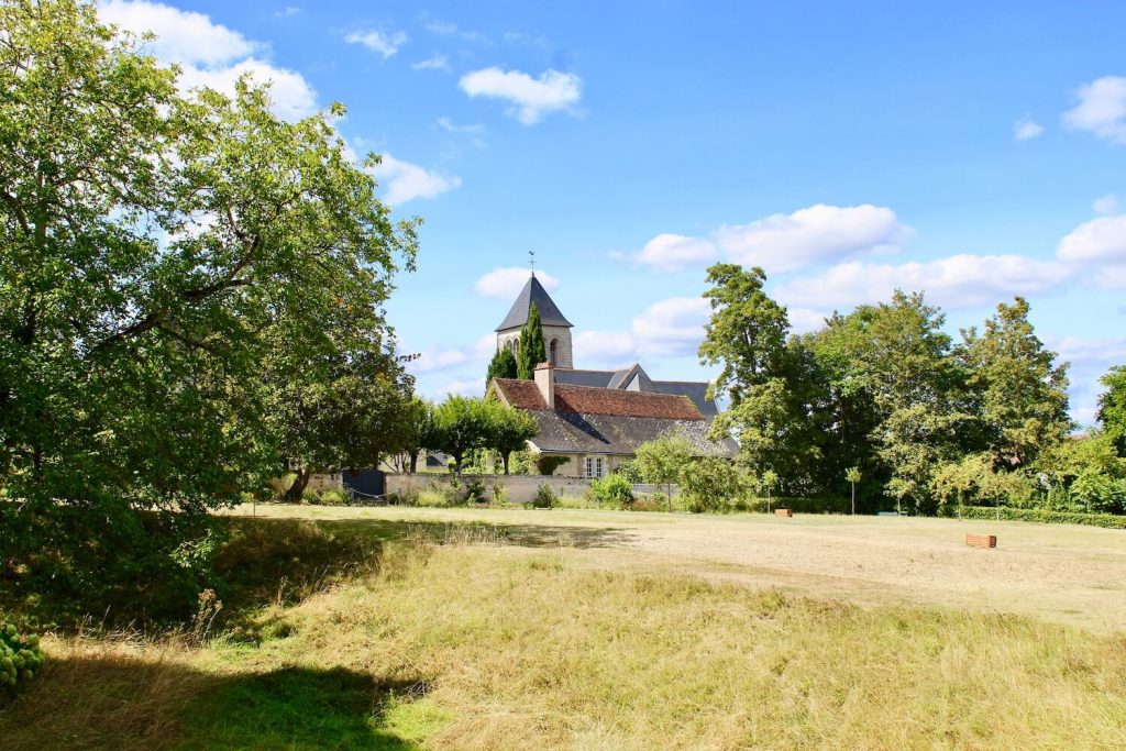 Vue sur l'église du village depuis le parc du château de Saché